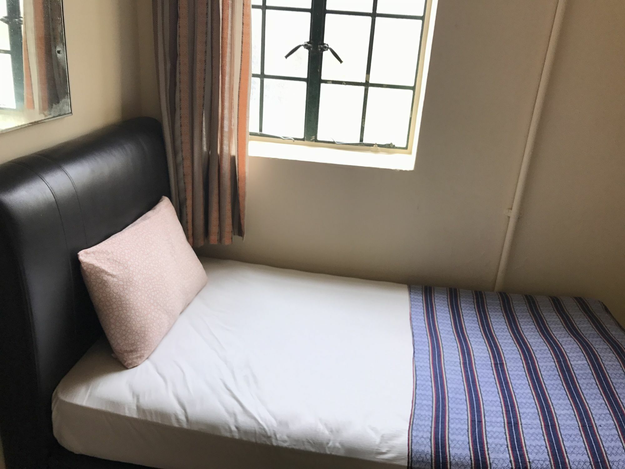Grocer'S Inn Backpackers Guesthouse Kuala Lumpur Bagian luar foto